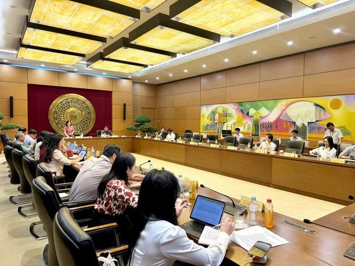 Các ĐBQH thảo luận tổ.