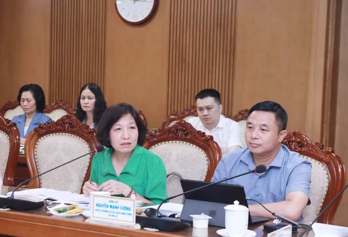 Đại diện một số vụ/cục của Bộ Nội vụ thảo luận tại cuộc làm việc.