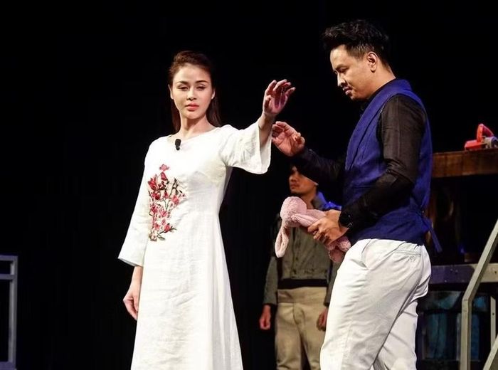 Cảnh trong vở diễn 'Hoa cúc xanh trên đầm lầy'.