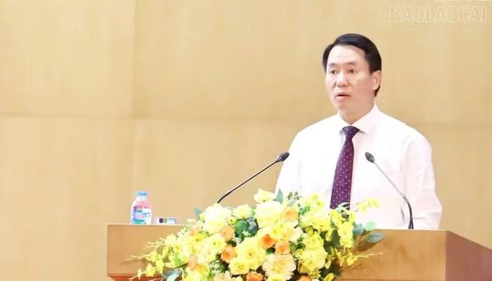Ông Luyện Hữu Chung, Giám đốc Sở GD&ĐT Lào Cai phát biểu tại hội nghị (Ảnh: Báo và Phát thanh, Truyền hình Lào Cai).
