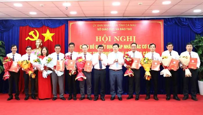 Lãnh đạo Sở trao quyết định điều động bổ nhiệm hiệu trưởng, phó hiệu trưởng các trường.