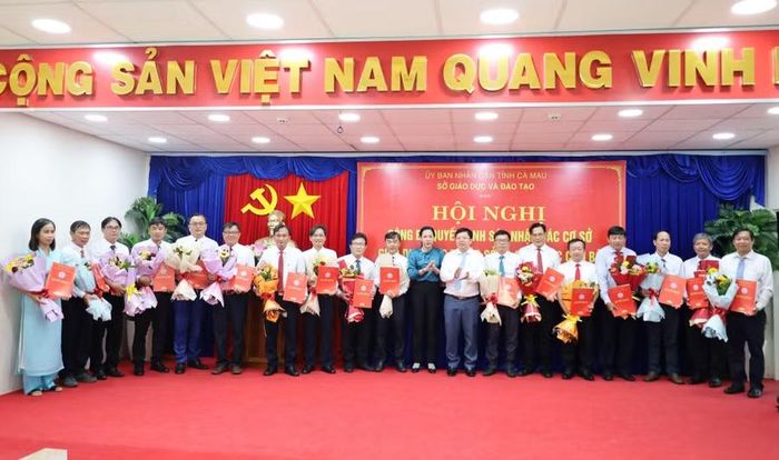Trao quyết định điều động, bổ nhiệm hiệu trưởng, phó hiệu trưởng các trường.
