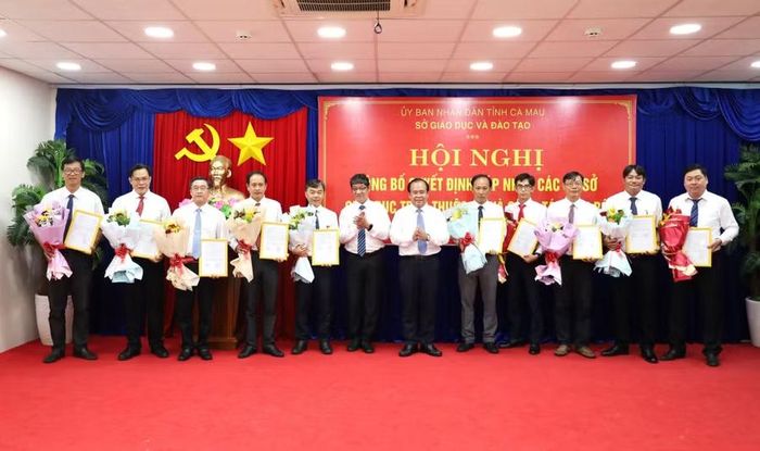 Lãnh đạo tỉnh trao quyết định cho các trường.