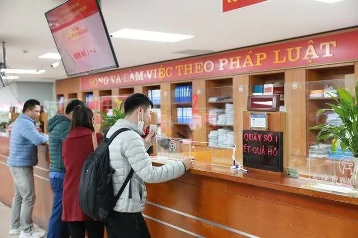 Người dân đến làm thủ tục hành chính tại Bộ phận một cửa. (Ảnh: Minh Anh)