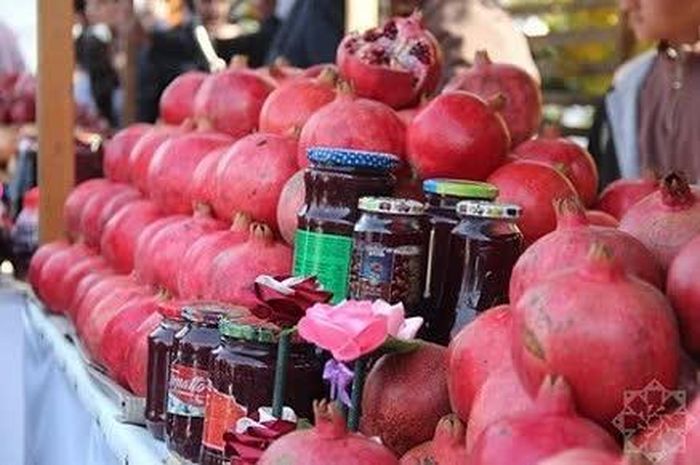 Lựu và các sản phẩm từ lựu được bày bán tại Lễ hội lựu Nar Bayrami, tổ chức tại Goychay, Azerbaijan, tháng 11/2025. (Nguồn: Azer News)