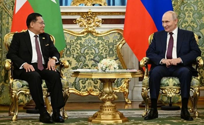 Tổng thống Nga Vladimir Putin (phải) và người đồng cấp Myanmar Min Aung Hlaing hội đàm tại Moscow. (Nguồn: Kremlin)