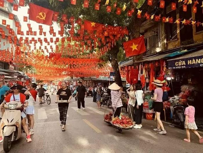 Thông qua nghệ thuật, triển lãm và các hoạt động tại di tích, Hà Nội tiếp tục phát huy vai trò của văn hóa trong giáo dục truyền thống, khơi dậy tinh thần yêu nước, niềm tự hào dân tộc và khát vọng cống hiến. (Ảnh: Bạch Dương)