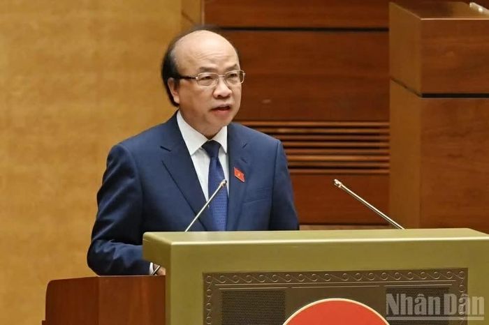 Chủ nhiệm Ủy ban Pháp luật và Tư pháp Phan Chí Hiếu trình bày báo cáo ý kiến về định hướng chính sách sửa đổi Luật Nhà ở năm 2023. (Nguồn: Báo Nhân Dân)
