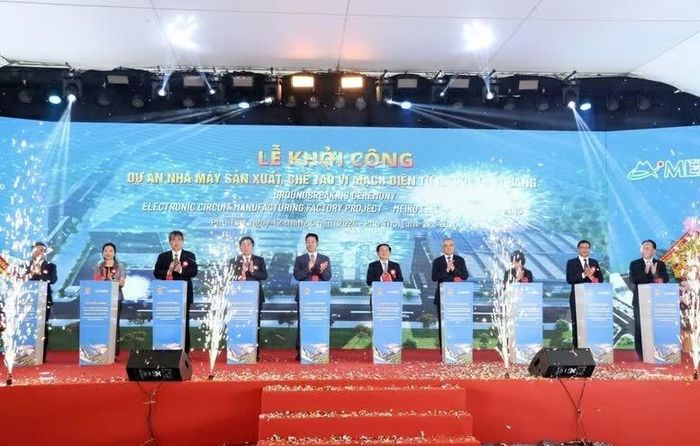 Phó Thủ tướng Hồ Quốc Dũng và các đại biểu thực hiện nghi thức khởi công Nhà máy sản xuất, chế tạo vi mạch điện tử Meiko Yên Quang, Phú Thọ, tháng 6/2026. (Ảnh: Gia Huy)