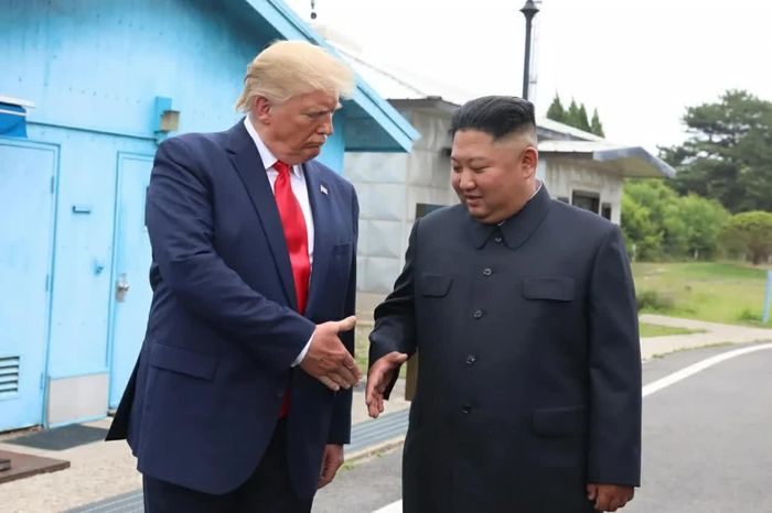 Nhà lãnh đạo Triều Tiên Kim Jong Un và Tổng thống Mỹ Donald Trump tại Khu phi quân sự (DMZ) ngăn cách Hàn Quốc và Triều Tiên ở Panmunjom, Hàn Quốc, ngày 30/6/2019. (Nguồn: Getty Images)