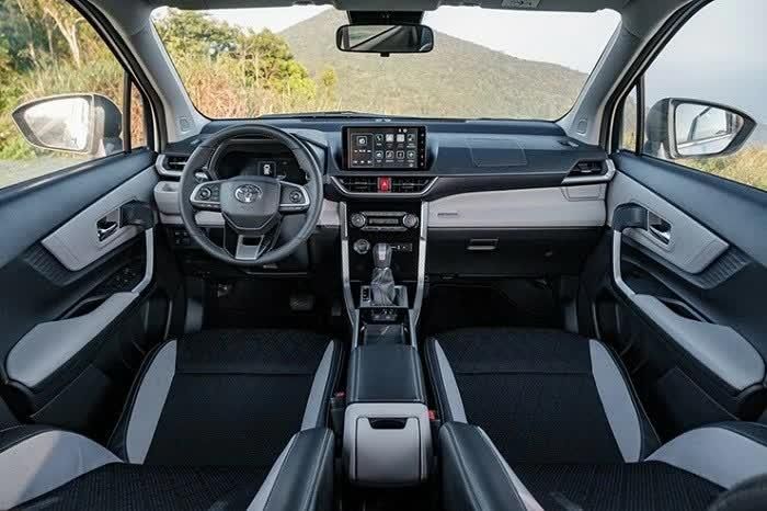 Khoang nội thất Toyota Veloz Cross được thiết kế theo hướng rộng rãi và linh hoạt.