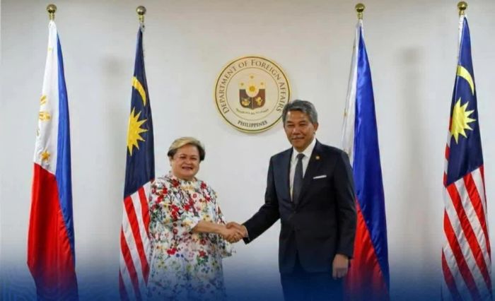 Ngoại trưởng Philippines Ma. Theresa P. Lazaro (trái) và người đồng cấp Malaysia Mohamad Hasan trước cuộc họp Ủy ban Hỗn hợp Philippines-Malaysia (JCM), ngày 18/8. (Nguồn: Facebook)