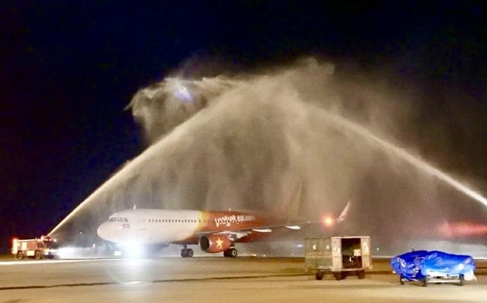 Chuyến bay đầu tiên của Vietjet được chào đón bằng nghi thức vòi rồng tại Colombo, Sri Lanka. (Nguồn: VGP)