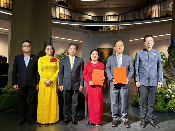 Trường Đại học Khon Kaen ký Biên bản ghi nhớ với Ban Vận động mỹ thuật và Ngoại giao văn hóa Việt Nam và Trường Đại học Sư phạm Nghệ thuật Trung ương. (Nguồn: Tổng Lãnh sự quán Việt Nam tại Khon Kaen)