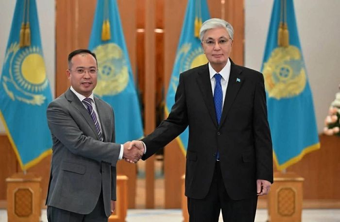 Tổng thống Kazakhstan Kassym-Jomart Tokayev và Đại sứ Việt Nam tại Kazakhstan Nguyễn Thành Lê. (Nguồn: Đại sứ quán Việt Nam tại Kazakhstan)