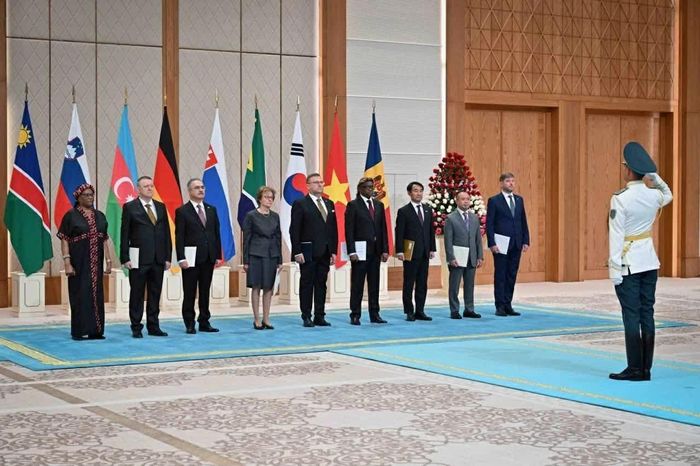 Đại sứ Nguyễn Thành Lê cùng Đại sứ các nước trình Quốc thư lên Tổng thống Kazakhstan Kassym-Jomart Tokayev. (Nguồn: Đại sứ quán Việt Nam tại Kazakhstan)