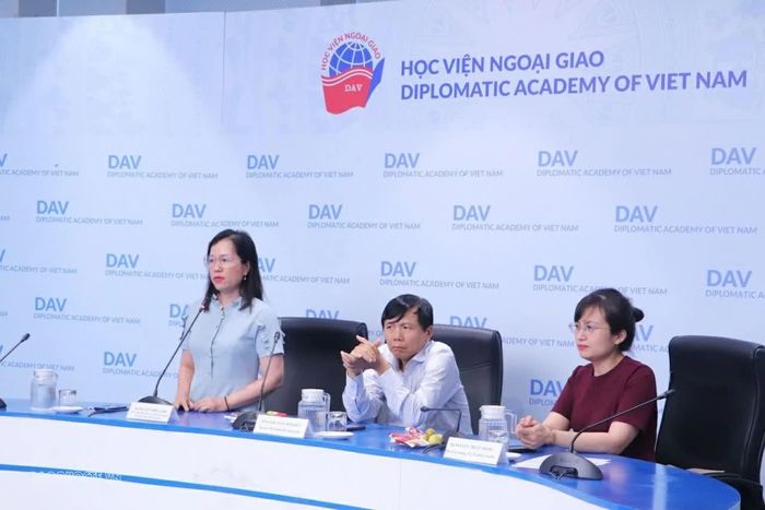 Bà Nguyễn Diệu Linh, Phó Trưởng Ban Đào tạo, bồi dưỡng cán bộ đối ngoại, Học viện Ngoại giao nhấn mạnh một số yêu cầu của công tác đối ngoại trong tình hình mới. (Ảnh: Minh Nhuận)