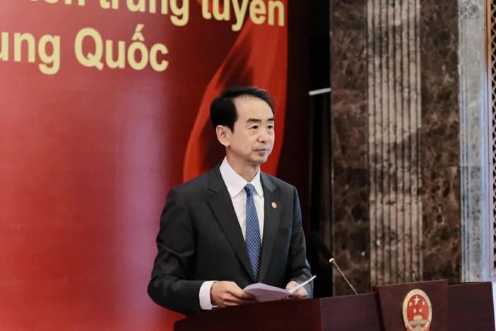 Đại sứ Trung Quốc tại Việt Nam Hà Vĩ phát biểu tại Lễ trao giấy nhập học cho các ứng viên trúng tuyển học bổng Chính phủ Trung Quốc năm học 2026-2027. (Ảnh: Trung Anh)