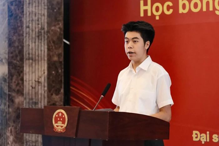Bạn Vũ Minh, học sinh Trường THPT Chuyên Ngoại ngữ, Đại học Quốc gia Hà Nội, đại diện tân du học sinh Việt Nam phát biểu tại buổi lễ. (Ảnh: Trung Anh)