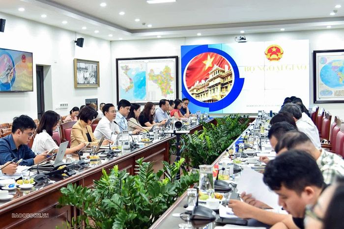 Thứ trưởng Ngô Lê Văn phát biểu định hướng tại cuộc họp, nhấn mạnh yêu cầu tiếp tục hoàn thiện khuôn khổ pháp lý về đăng ký và quản lý hoạt động của các tổ chức phi chính phủ nước ngoài tại Việt Nam.