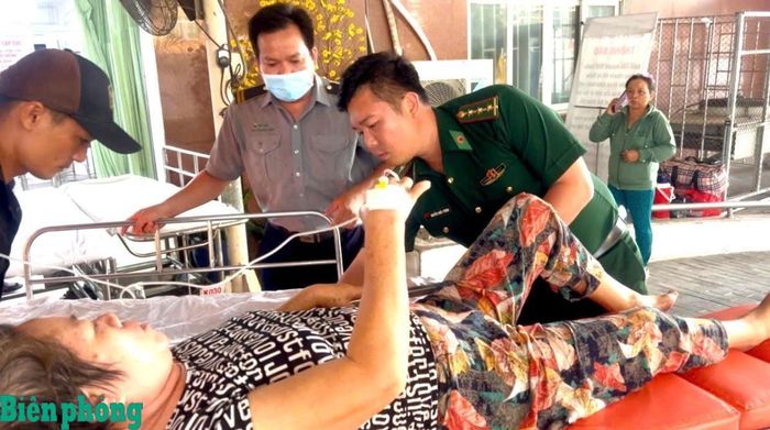 Một bệnh nhân được “Xe cứu thương Biên phòng 0 đồng” của Đồn Biên phòng Cổ Chiên hỗ trợ đưa đến bệnh viện cấp cứu. Ảnh: Đoàn Giỏi