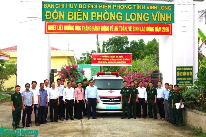 Ra mắt mô hình “Xe cứu thương Biên phòng 0 đồng” tại Đồn Biên phòng Long Vĩnh. Ảnh: Đoàn Giỏi