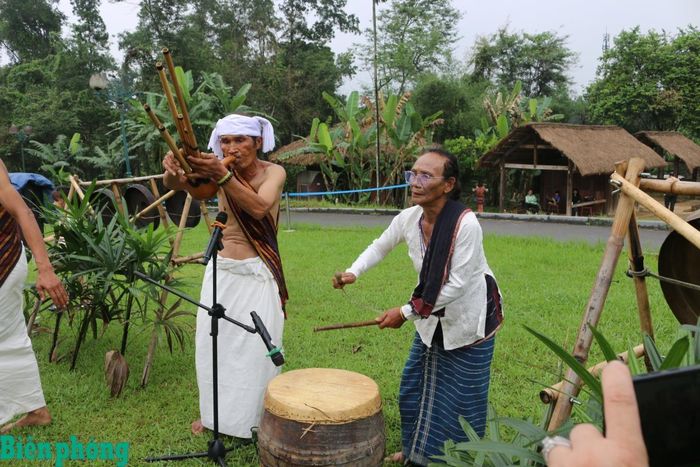 Nghệ nhân Ma Kông có kỹ thuật đánh chiêng và trống điêu luyện. Bà luôn nhiệt tình tham gia các hoạt động cộng đồng, truyền dạy cách sử dụng nhạc cụ dân tộc cho thế hệ trẻ. Ảnh: Bích Nguyên