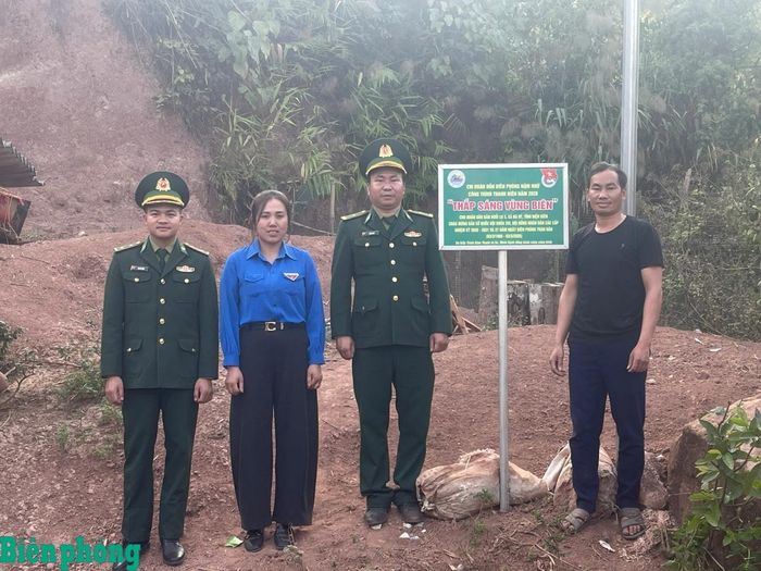 Cán bộ Đồn Biên phòng Nậm Nhừ bàn giao công trình cho đại diện Ban quản lý bản Huổi Lụ 3 quản lý, vận hành. Ảnh: Biên Cương