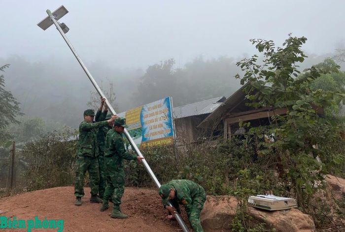 Cán bộ, chiến sĩ Đồn Biên phòng Nậm Nhừ triển khai xây dựng công trình "Ánh sáng vùng biên". Ảnh: Biên Cương