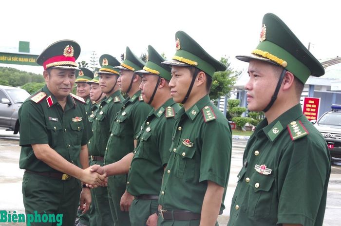Thượng tướng Phùng Sĩ Tấn, Phó tổng Tham mưu trưởng Quân đội nhân dân Việt Nam thăm cán bộ, chiến sĩ Đồn Biên phòng Đất Mũi. Ảnh: Lê Khoa