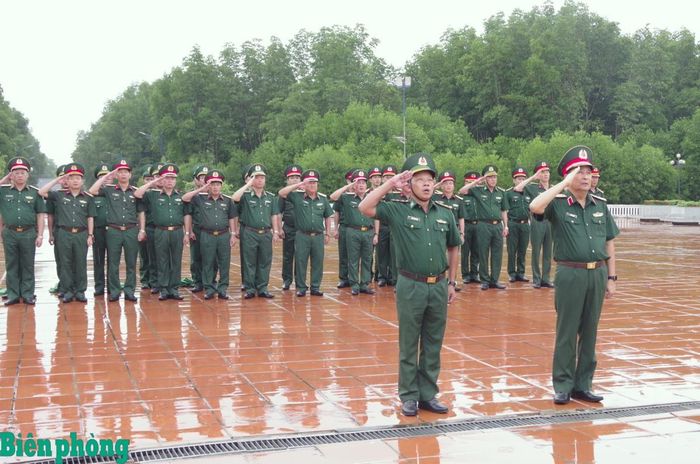 Thượng tướng Phùng Sĩ Tấn và đoàn công tác dự Lễ chào cờ tại xã Đất Mũi. Ảnh: Lê Khoa