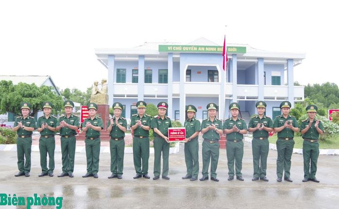 Thượng tướng Phùng Sĩ Tấn và đoàn công tác thăm, tặng quà cán bộ, chiến sĩ Đồn Biên phòng Đất Mũi. Ảnh: Lê Khoa