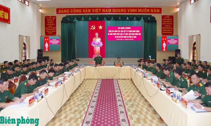 Quang cảnh buổi làm việc của đoàn công tác tại Bộ Chỉ huy Quân sự tỉnh Cà Mau. Ảnh: Lê Khoa