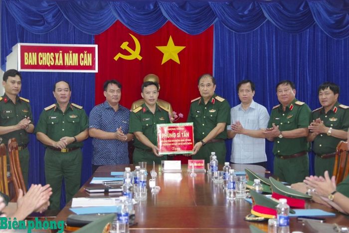 Thượng tướng Phùng Sĩ Tấn thăm, tặng quà cán bộ, chiến sĩ Ban Chỉ huy Quân sự xã Năm Căn, tỉnh Cà Mau. Ảnh: Lê Khoa