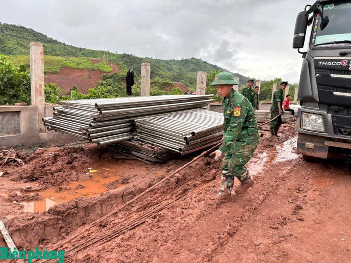 Cán bộ, chiến sĩ Đồn Biên phòng Na Cô Sa, Bộ đội Biên phòng tỉnh Điện Biên hỗ trợ vận chuyển giàn giáo, vật liệu xây dựng tại công trình Trường phổ thông nội trú liên cấp Tiểu học và Trung học cơ sở Quảng Lâm, tỉnh Điện Biên. Ảnh: Đình Hùng
