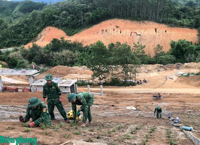Cán bộ, chiến sĩ Bộ đội Biên phòng thành phố Đà Nẵng tham gia hỗ trợ các phần việc cần nhiều nhân lực tại công trường xây dựng trường nội trú liên cấp ở khu vực biên giới. Ảnh: Trúc Hà