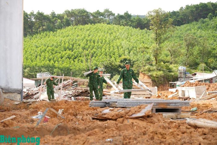 Trên công trường Trường Phổ thông nội trú liên cấp Tiểu học và Trung học cơ sở Mẫu Sơn, cán bộ, chiến sĩ Đồn Biên phòng cửa khẩu Chi Ma tích cực vận chuyển vật liệu, dọn mặt bằng, hỗ trợ các tổ thợ hoàn thiện công trình. Ảnh: Thu Hiền