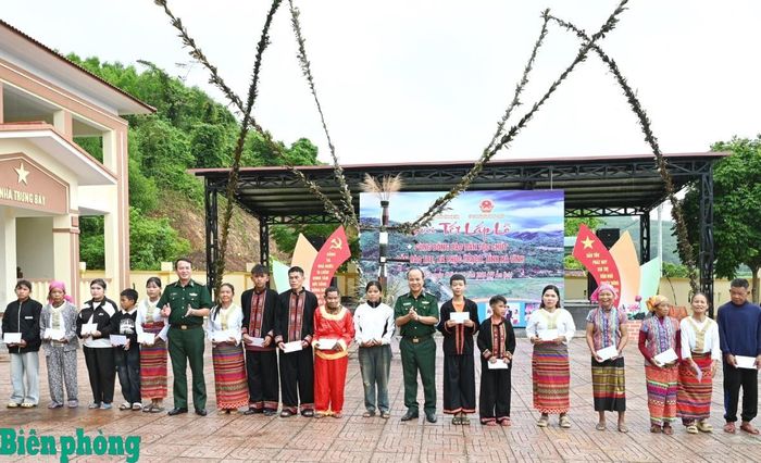 Đại diện Ban Chỉ huy Bộ đội Biên phòng tỉnh trao tặng 46 suất quà, mỗi suất 500 ngàn đồng cho các hộ gia đình tại bản Rào Tre. Ảnh: Thanh Giang