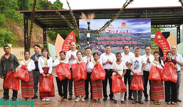 Đại diện lãnh đạo Sở Nội vụ, Hội Nông dân tỉnh, Tỉnh đoàn, Ủy ban nhân dân xã Phúc Trạch và Ngân hàng BIDV chi nhánh Hà Tĩnh trao nhiều phần quà cho bà con dân tộc Chứt, bản Rào Tre. Ảnh: Thanh Giang