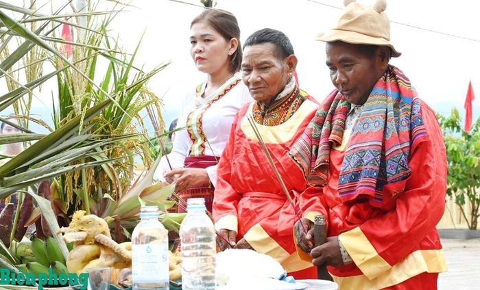 Già làng và trưởng bản thực hiện nghi thức cúng lễ. Ảnh: Thanh Giang