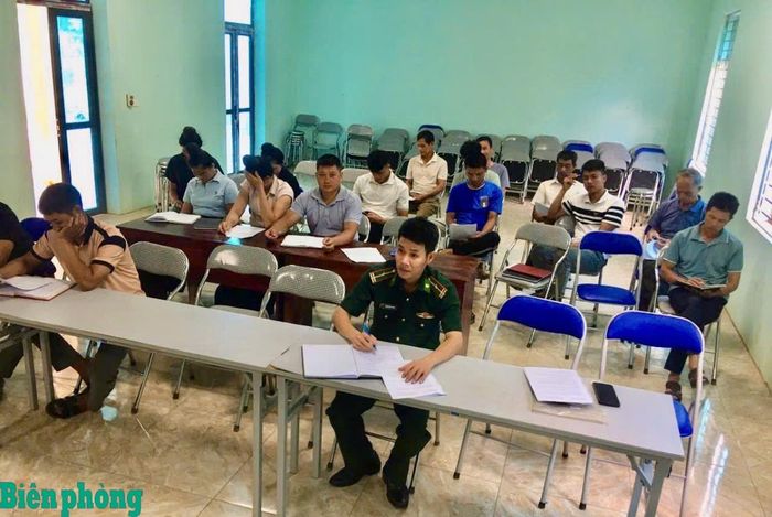 Cán bộ Đồn Biên phòng cửa khẩu quốc tế Lóng Sập dự sinh hoạt Chi bộ bản Căng Tỵ, xã Lóng Sập và tuyên truyền, phổ biến pháp luật cho nhân dân. Ảnh: Quàng Hùng