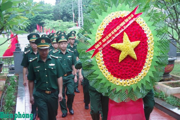 Đoàn công tác Bộ đội Biên phòng tỉnh Gia Lai dâng hoa tưởng niệm các Anh hùng, liệt sĩ của đơn vị. Ảnh: Công Cường