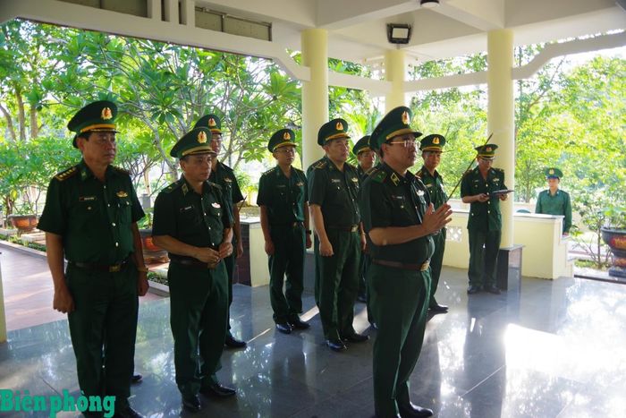 Đoàn công tác Bộ Tư lệnh Bộ đội Biên phòng dâng hương tưởng niệm các Anh hùng, liệt sĩ Bộ đội Biên phòng tỉnh Gia Lai. Ảnh: Công Cường