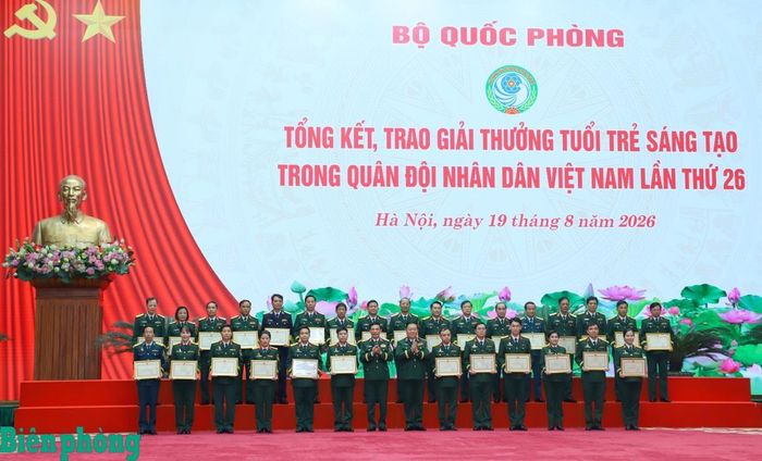 Đại tướng Phan Văn Giang và Đại tướng Nguyễn Trọng Nghĩa trao Bằng khen cho các tập thể và đại diện tác giả, nhóm tác giả có công trình đoạt giải Nhất. Ảnh: Ngọc Lâm