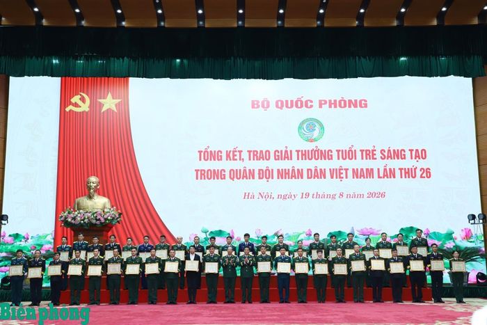 Lãnh đạo các đơn vị trao chứng nhận cho các tác giả, nhóm tác giả đoạt giải Ba. Ảnh: Ngọc Lâm