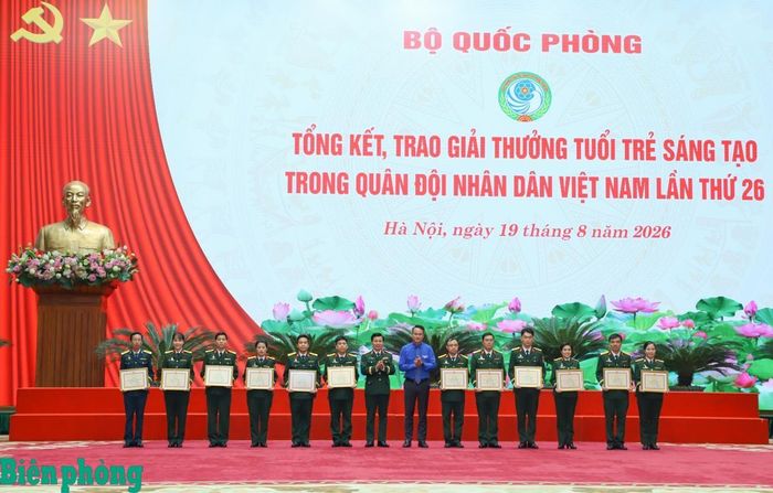 Thượng tướng Đỗ Xuân Tụng, Ủy viên Ban Chấp hành Trung ương Đảng, Ủy viên Quân ủy Trung ương, Phó Chủ nhiệm Tổng cục Chính trị Quân đội nhân dân Việt Nam và đồng chí Nguyễn Kim Quy, Bí thư Trung ương Đoàn Thanh niên Cộng sản Hồ Chí Minh trao Huy hiệu Tuổi trẻ sáng tạo cho các tác giả có công trình đoạt giải Nhất. Ảnh: Ngọc Lâm