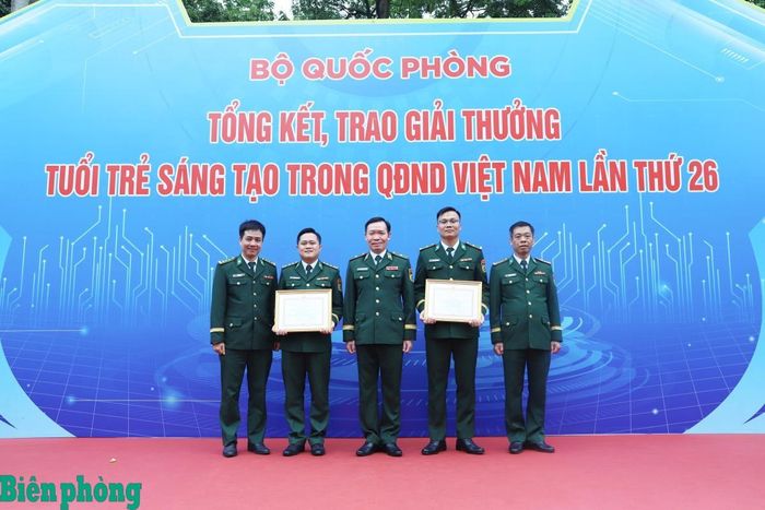 Thiếu tướng Nguyễn Xuân Toàn cùng các tác giả, nhóm tác giả thuộc Bộ đội Biên phòng đoạt giải thưởng Tuổi trẻ sáng tạo trong Quân đội lần thứ 26. Ảnh: Ngọc Lâm