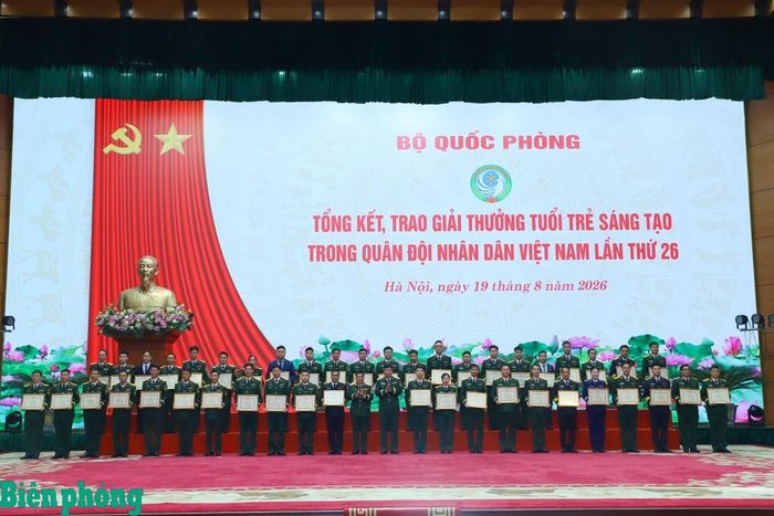 Lãnh đạo các đơn vị trao chứng nhận cho các tác giả, nhóm tác giả đoạt giải Ba. Ảnh: Ngọc Lâm