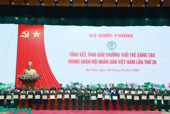 Lãnh đạo các đơn vị trao chứng nhận cho các tác giả, nhóm tác giả đoạt giải Ba. Ảnh: Ngọc Lâm