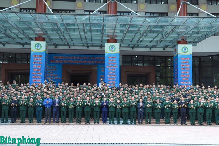 Các đại biểu chụp ảnh lưu niệm. Ảnh: Ngọc Lâm